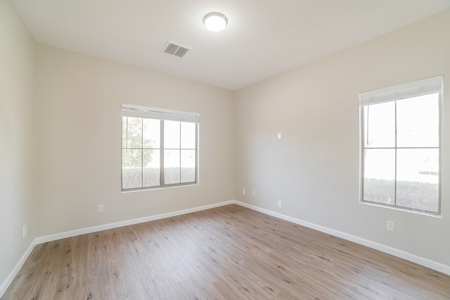 Building Photo - 3556 W Warren Ln