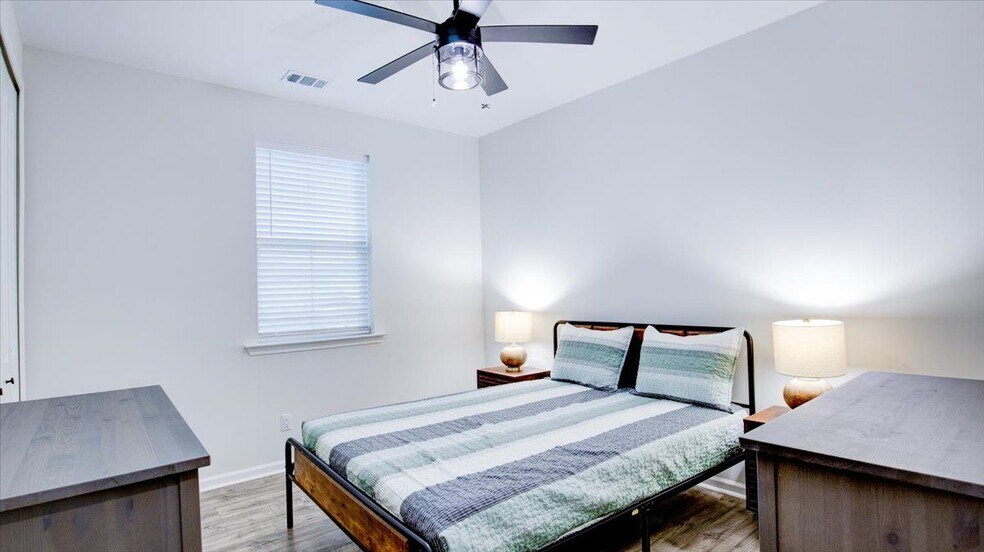 Building Photo - 125 Parrot Ave