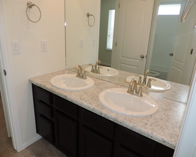 Building Photo - Sierra Ridge 4 Bedroom Home (Available Imm...