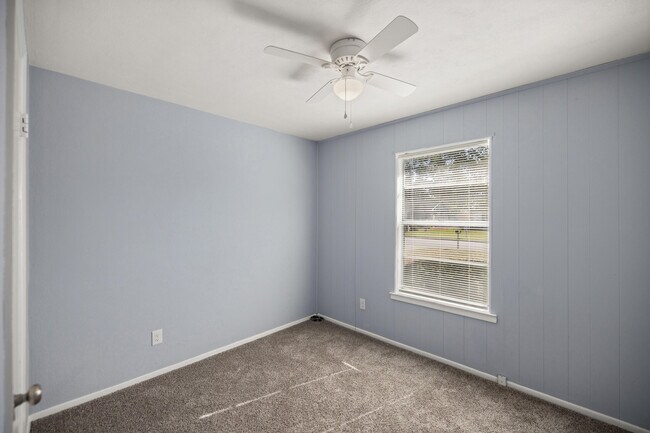 Building Photo - 354 Chicago Ave