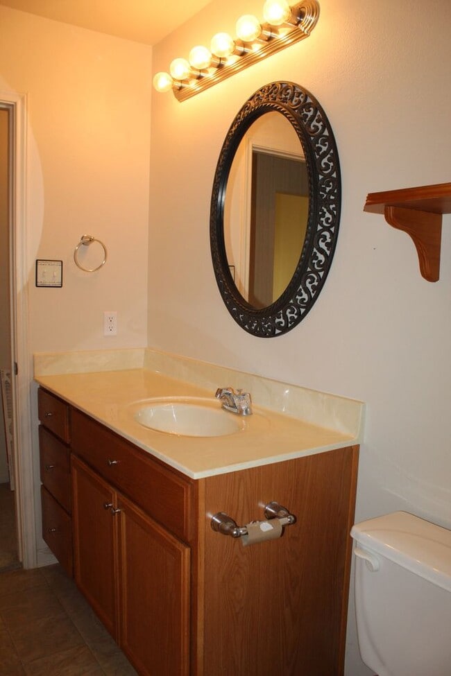 Building Photo - 4 BEDROOM, EASY COMMUTE