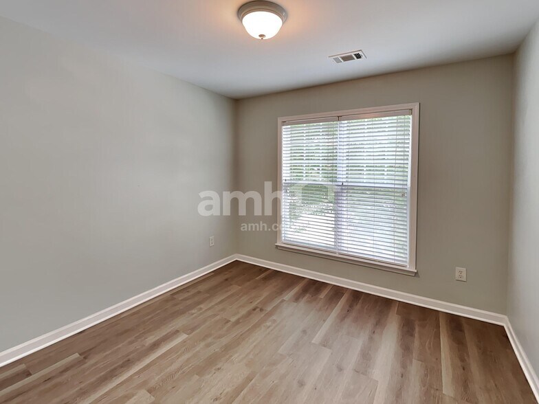 Building Photo - 811 Greenwood Crossing