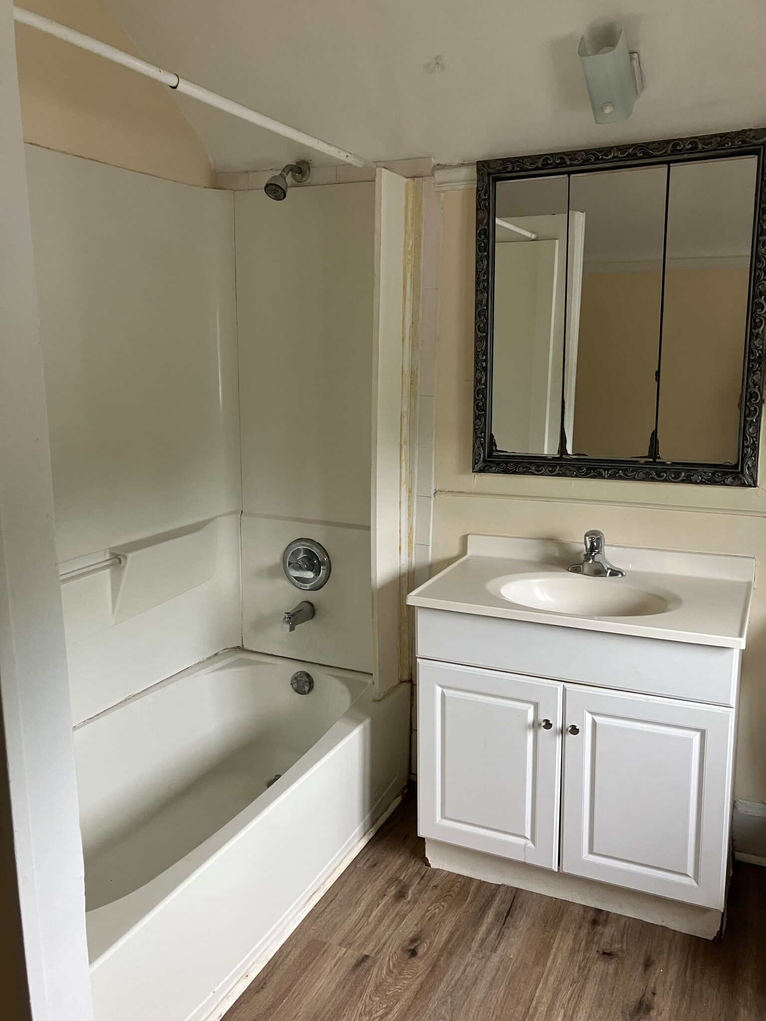 bath - 2534 Valley View Ct