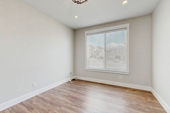 Building Photo - High-End Spacious 4 Bedroom Home in Desirable Highland with Private Backyard and Finished Basement