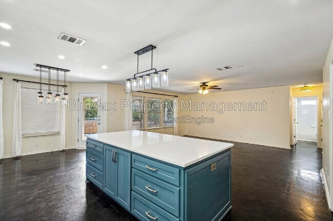 Building Photo - 315 Hollow Grove
