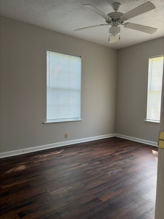 Building Photo - ***AVAILABLE NOW!!*** BEMIS LOCATION- PERFECT 3 BEDROOM FAMILY HOME!!!!
