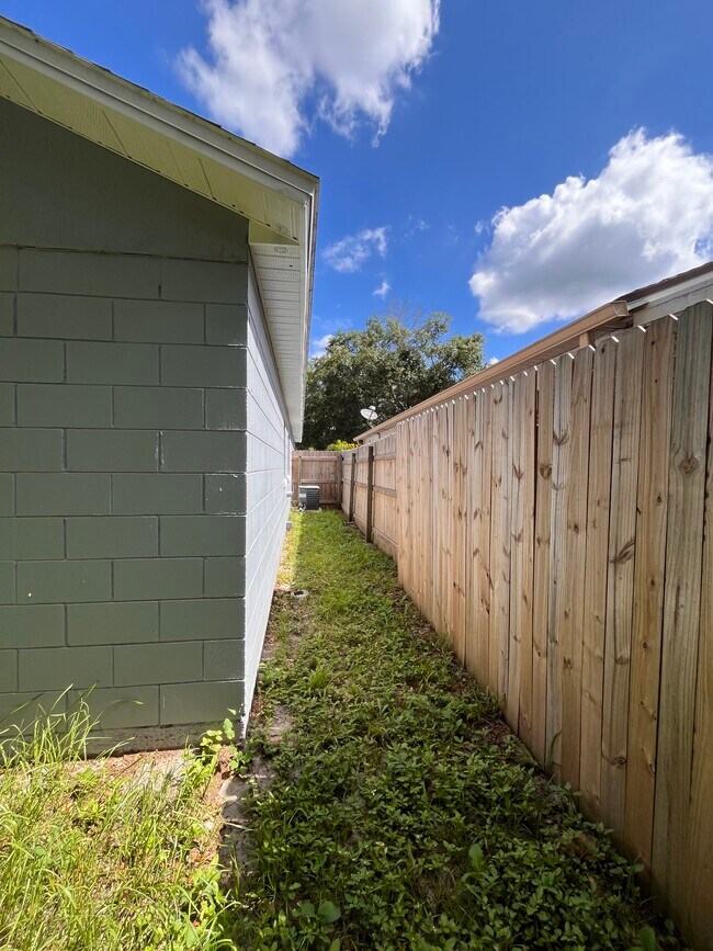 Building Photo - 11232 River Grove Dr