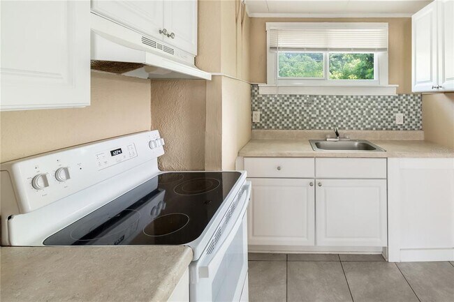 Building Photo - 418 E Amelia Ave