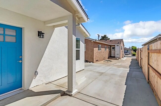 Building Photo - 4 bed 3 bath Prime Location!