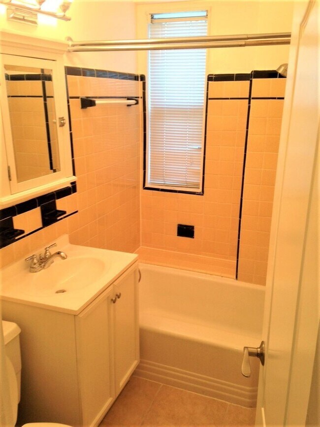 Building Photo - Spectacular Scott Circle Solarium Studio A...