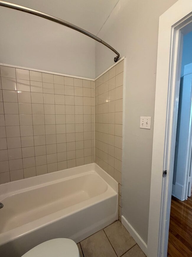 Building Photo - Stylish 2/2 Bungalow with Modern Kitchen & Spacious Backyard