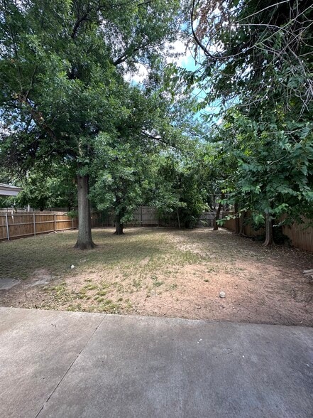 Building Photo - 1708 Westchester Dr