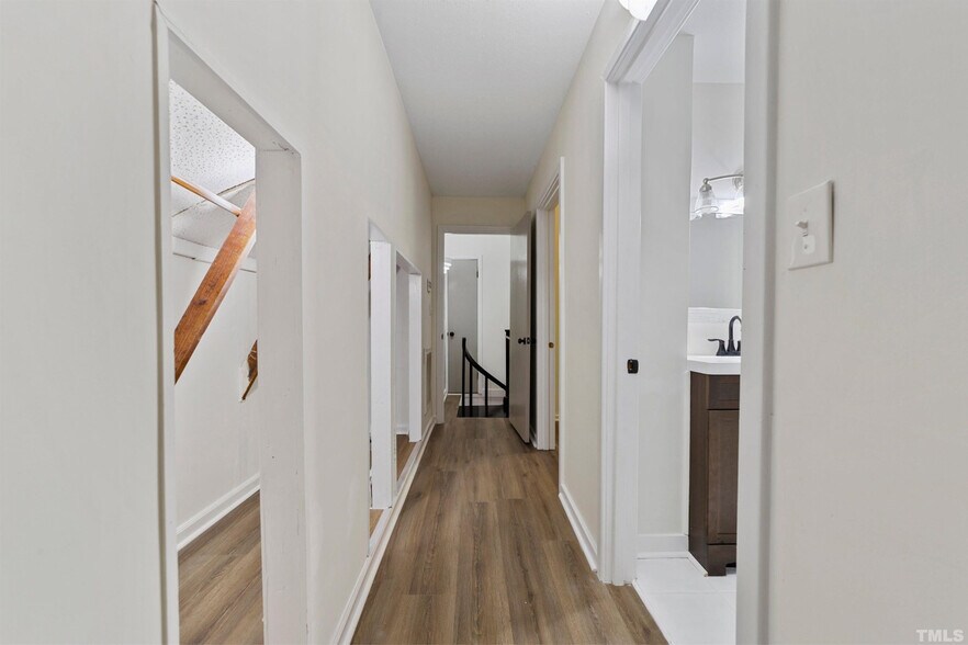 Building Photo - Room in Single Family Home on Buckingham Rd
