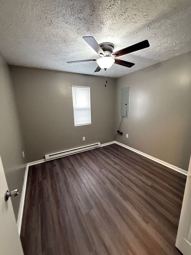 Building Photo - Duplex/ 2 -2 bedroom 1 bath with detached ...