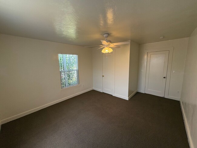 Building Photo - Cozy Hanford Home Available Now!
