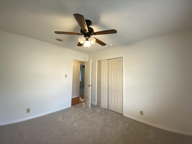 Building Photo - 2501 Peach Tree Ln