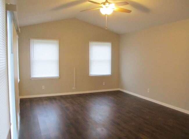 Building Photo - Beautiful 4 bedroom, 3.5 Bath Home