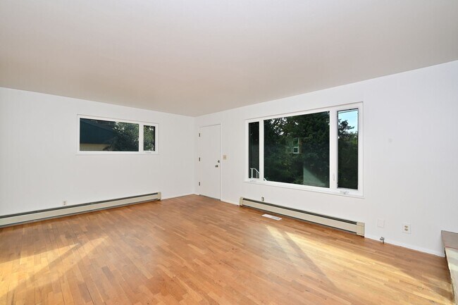 Building Photo - Spacious 4BR/2 BA Home in Quiet North-End ...