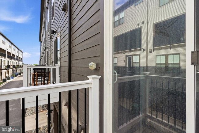 Building Photo - 153 Locke St