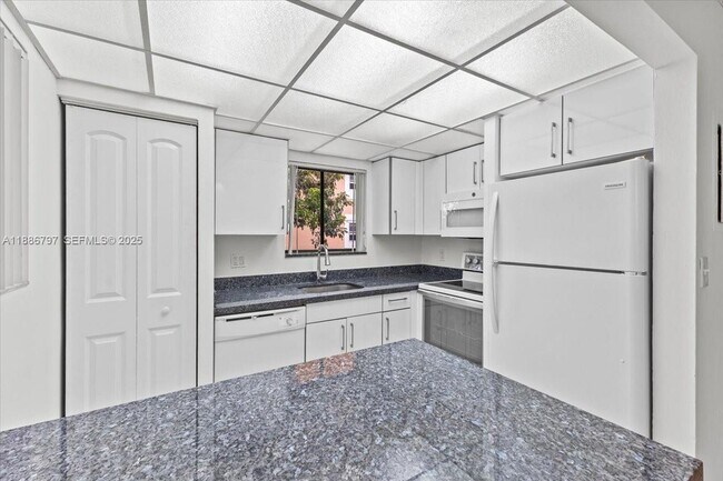 Building Photo - 6900 SW 39th St