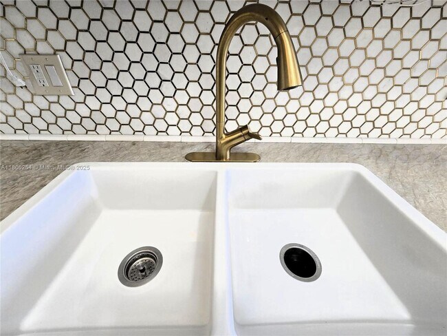 Building Photo - 7400 Radice Ct