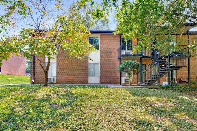 Building Photo - 2601 Hillsboro Pike