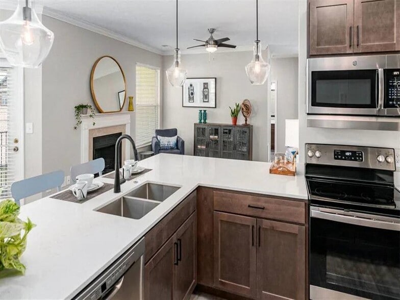 Building Photo - Elevate on Main