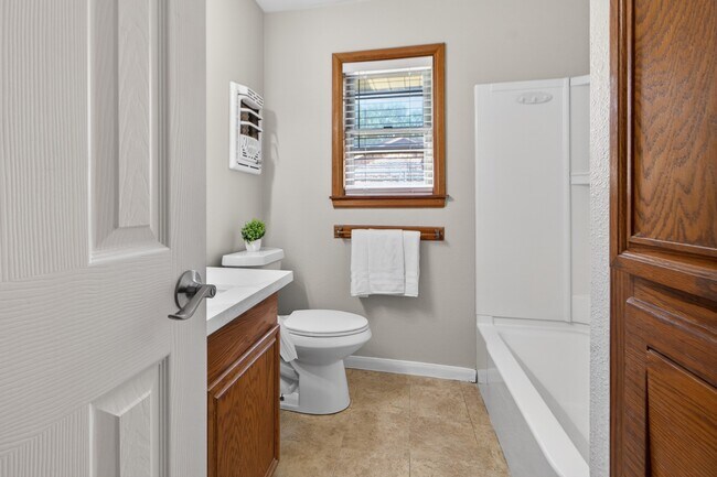 Building Photo - 2027 Ottawa Ln