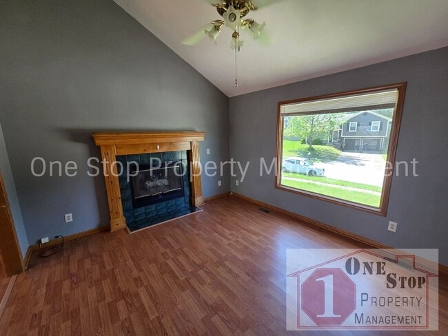 Building Photo - Charming Split Level 3 Bedroom Home in Kansas City!