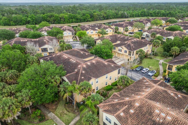 Building Photo - Spacious 3/2 Condo in the Gated Oakwater Community with Single Car Garage! Brand new carpets and ...