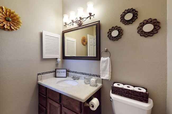 Building Photo - Adorable 3 Bed Townhome Pre-Leasing July 2026!