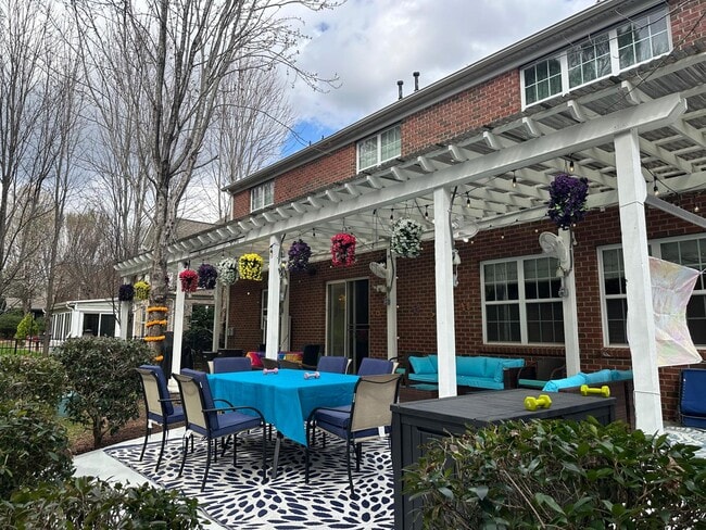 Building Photo - 10110 Paxton Run Rd