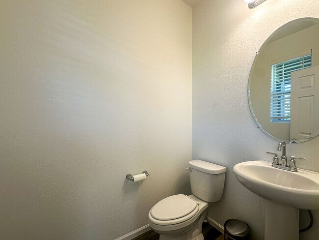 Building Photo - East Facing 3bd 2.5ba paired home in Senderos Creek!