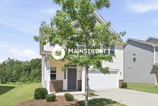 Building Photo - 3 Bedroom Pet-Friendly Home in Charlotte, NC with Main Street Renewal