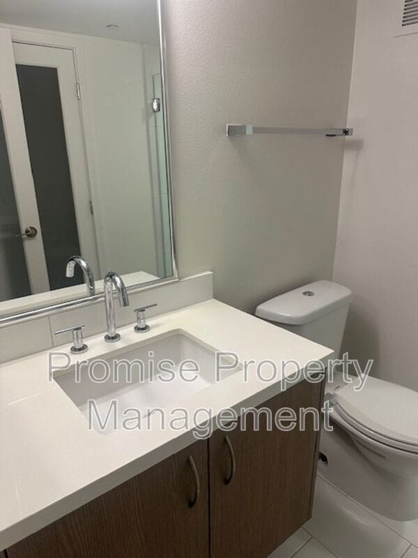 Building Photo - 12837 Moorpark St