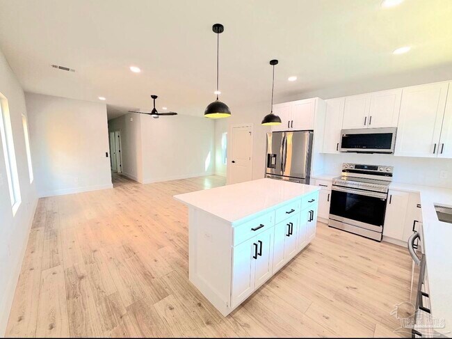 Building Photo - 305 N Pace Blvd