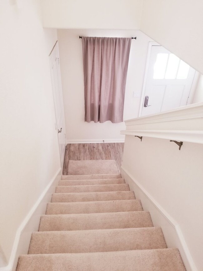 Building Photo - Spacious Condo 3 bedrooms, 2 bathrooms Built 2016