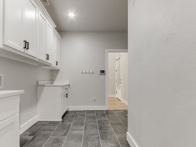 Building Photo - 8140 Jenny Ln