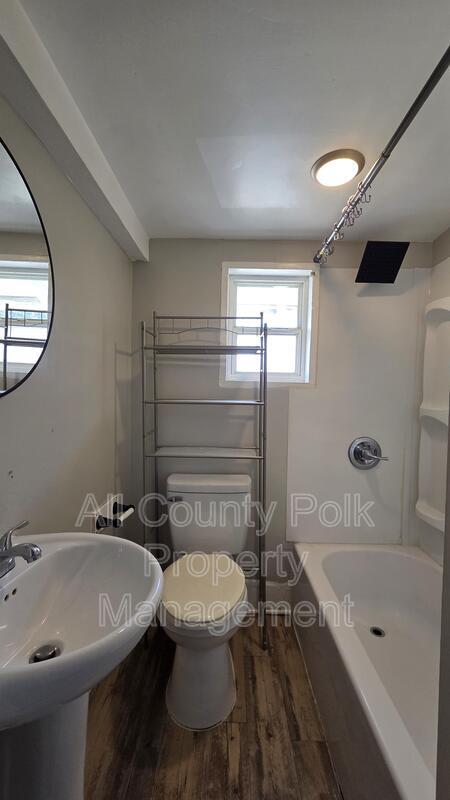 Building Photo - 602 Emma St