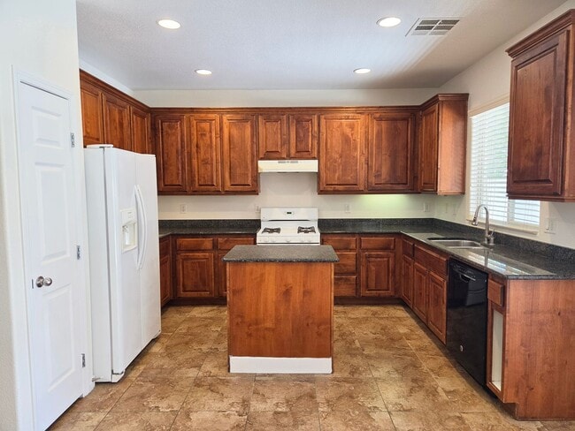 Building Photo - Spacious 4 Bed Home with Loft & 3-Car Garage