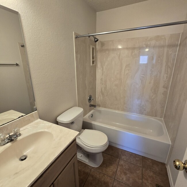 Building Photo - NW Albuquerque Town Home