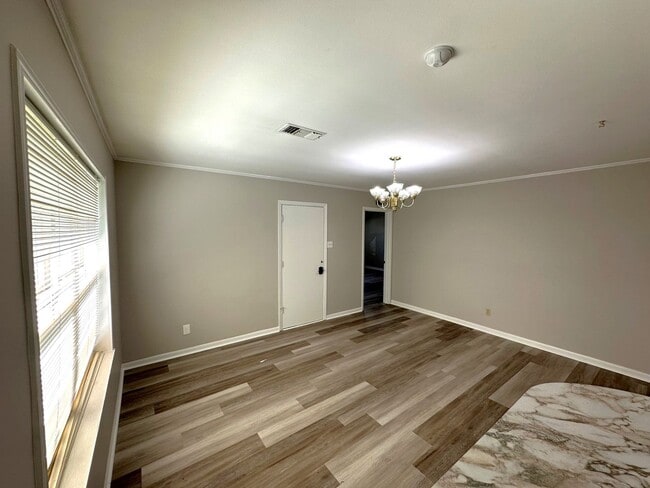Building Photo - Single Family Residence