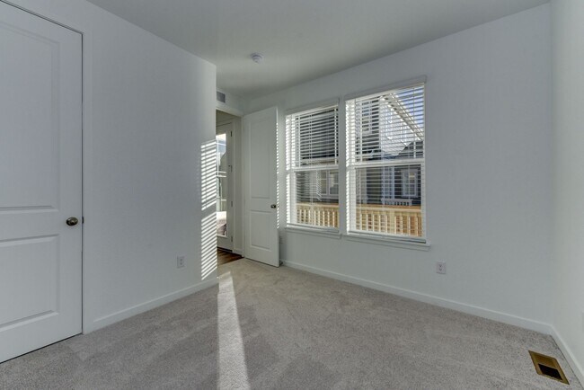 Building Photo - Beautiful 4 bed, 3 bath Townhome with 2 car garage ready for move in!
