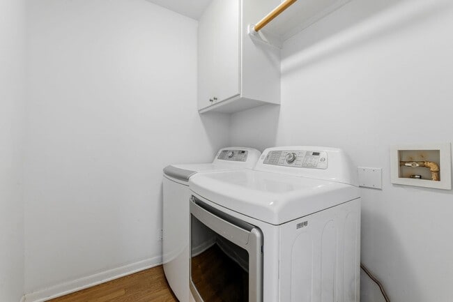 Building Photo - Nicely Updated 3/2 in Hyde Park