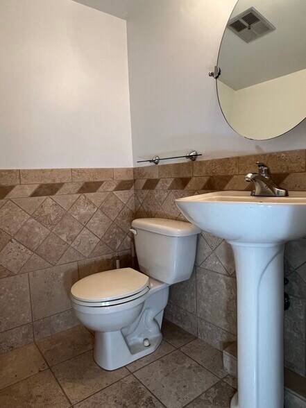 Building Photo - 3306 Alpine Dr