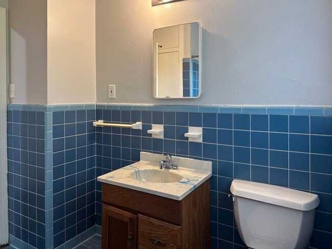 Building Photo - 3 Bedroom / 2 Bathroom