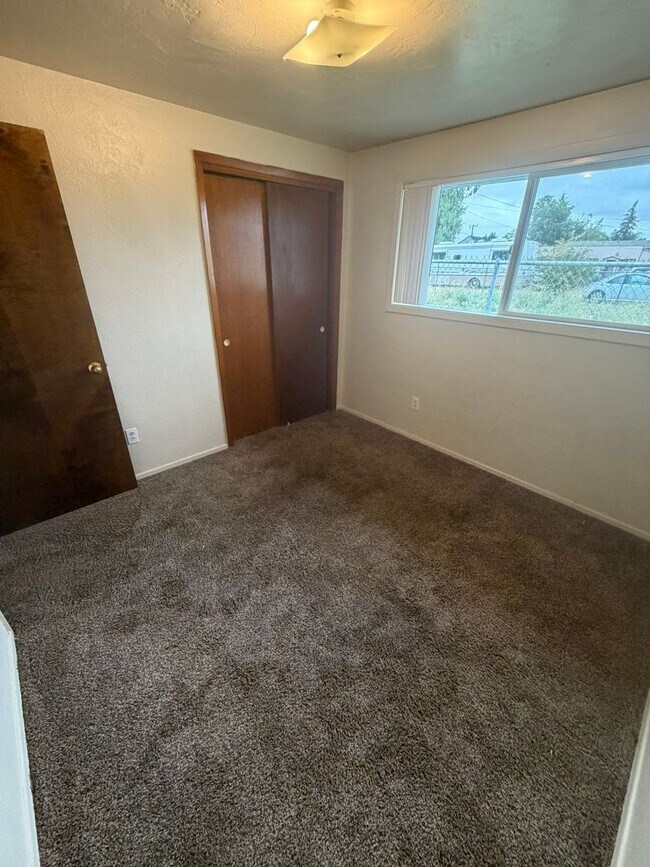 Building Photo - Large Two Bedroom Conveniently located Amenities!