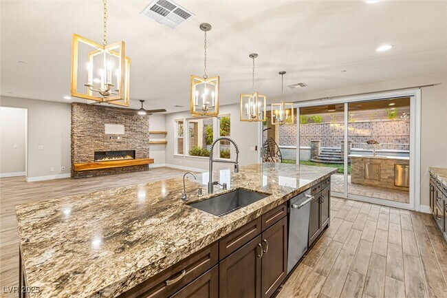 Building Photo - 4631 Amazing View St