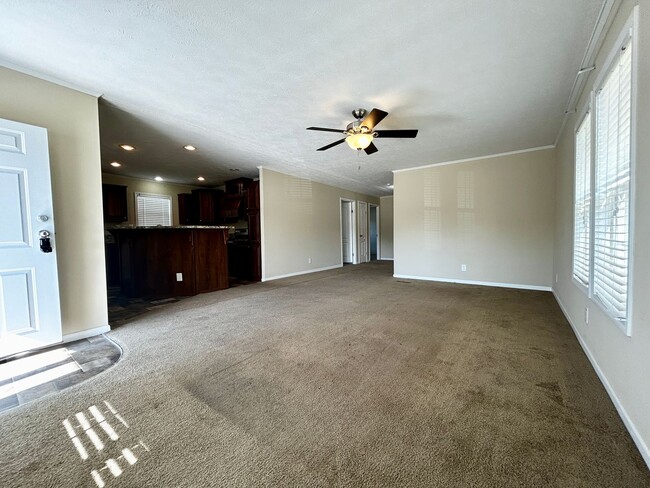 Building Photo - 3 Bedroom/2 bathroom home for rent