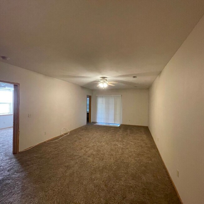 Building Photo - Beautiful 4 bedroom 3 full bathroom home available Now!